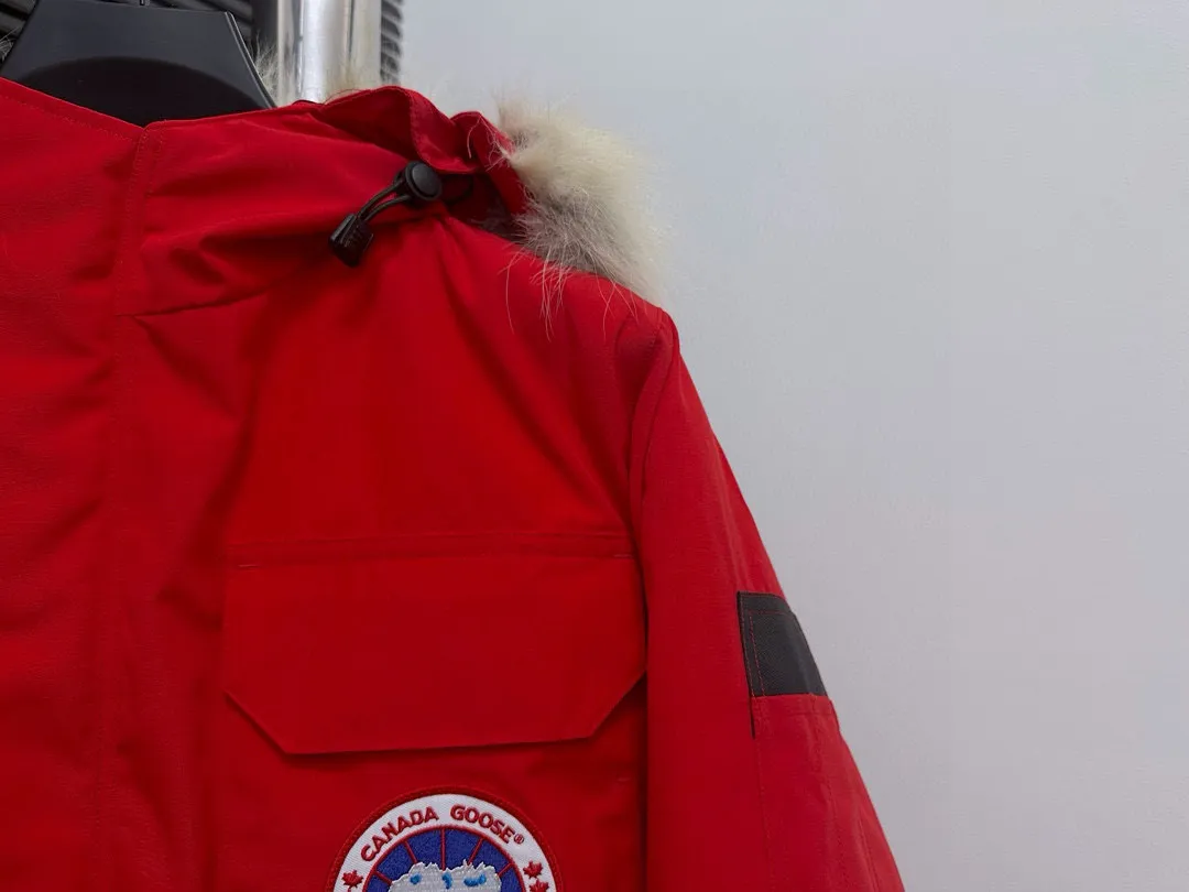 P780 Top Purchasing Version (Wolf Hair Optional) 🇨🇦CANADA GOOES 24 new models 08 models/couple models Factory direct supply: supplying global purchasing agents, micro-business, entities, Tmall, high-end stalls and studio cooperation, free shipping! Canada Goose Expedition Parka 2008 is the same style for men and women. It is mid-length and the most timeless classic. All Arctic and Antarctic scientific expedition teams choose Canada Goose as their cold-proof equipment. It is the Rolls-Royce of down jackets. ➖ Industry-leading anti-counterfeiting chip sensing. ➖ Imported Behringer embroidery machines and customized embroidery labels, the highest level and industry leading. ➖ Imported Korean 21-count polyester-cotton blended original fabric, TC85 waterproof coated fabric, water-repellent, windproof and wear-resistant. ➖ The new national standard 80 white duck down is filled with an average of 520 grams of down. The amount of down filled is industry-leading. ➖ 100% nylon lining with double double-layer sealing design to prevent velvet running, and seamless thread design on the cuffs! ➖ Western Canadian Green Wolf Collar. ➖ Yoshida YKK provides original factory-customized electroplated sliders. YKK two-way lockable zippers are tight and smooth and do not peel off paint. ➖ 3M composite Velcro is durable and the accessories and hardware are all custom-made. Note: Our copywriting is only simple and clear. Instead of bragging about the copywriting, it is better to compare and understand with samples. Only for the purest goose, the most dedicated, the most professional, the highest quality, the highest cost performance!  Size:XS-XXL